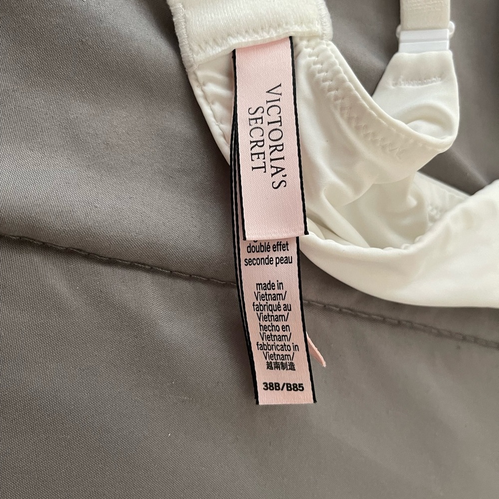 victoria Secret bra new without out tags never worn didn’t fit accepting offers